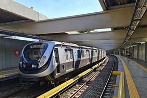 Imagem de metrô na estação